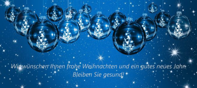 Weihnachtsgrüße unter blauen Glaskugeln